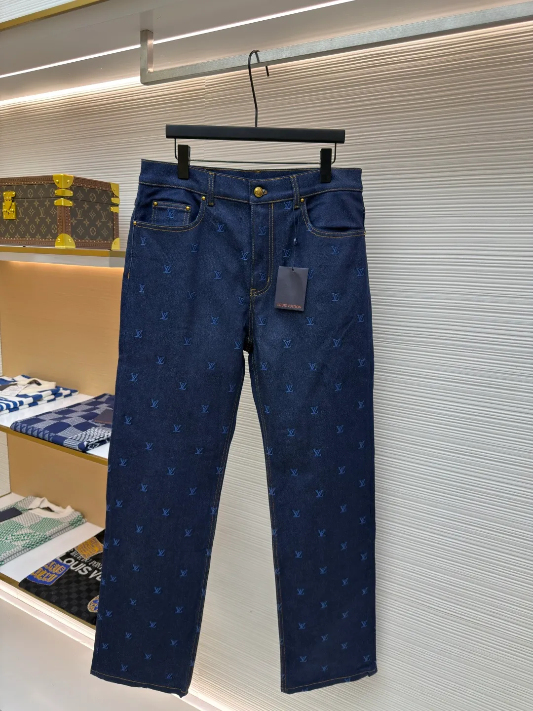 LOUIS VUITTON embroidered logo jeans ●Authentic product: purchased and developed by 15939 ●Item number: 1680014-B60 ●Fabric: denim fabric ●Technology: embroidery production ●Version: fitted version ●Weight: about 1145 grams ●Size: 30-32-34-36 ●Description: The fabric is made of 430g denim fabric, which feels breathable and comfortable after washing. Every detail is customized by YB, with matching patterns, custom hardware buttons, and leather tags that are highly restored, comparable to the original ones. It can be matched with the same style to create a fashionable look, and can be used in various occasions. Customized accessories, complete with three standards, same style for men and women!